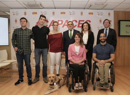 Foto de familia de los paralímpicos que protagonizan los cortos junto a los representantes de Pascual y del CPE