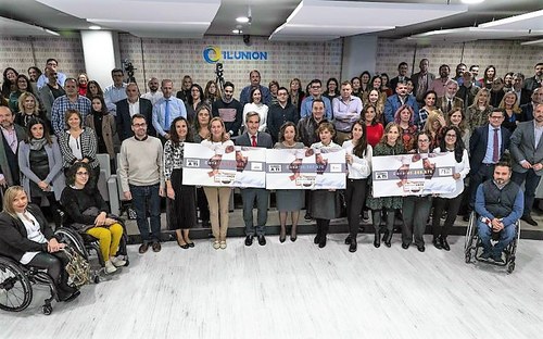 Foto de familia de trabajadores de las empresas participantes con representantes de las tres asociaciones beneficiarias
