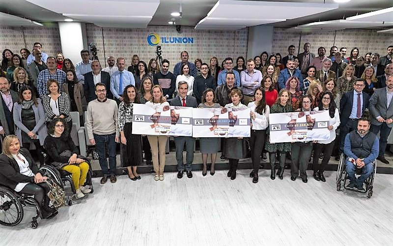 Foto de familia de trabajadores de las empresas participantes con representantes de las tres asociaciones beneficiarias