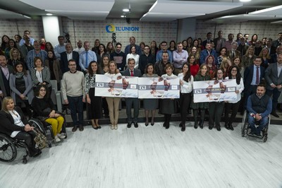 Foto de familia de trabajadores y entidades con los cheques donador a través de 'Gracias a tí'