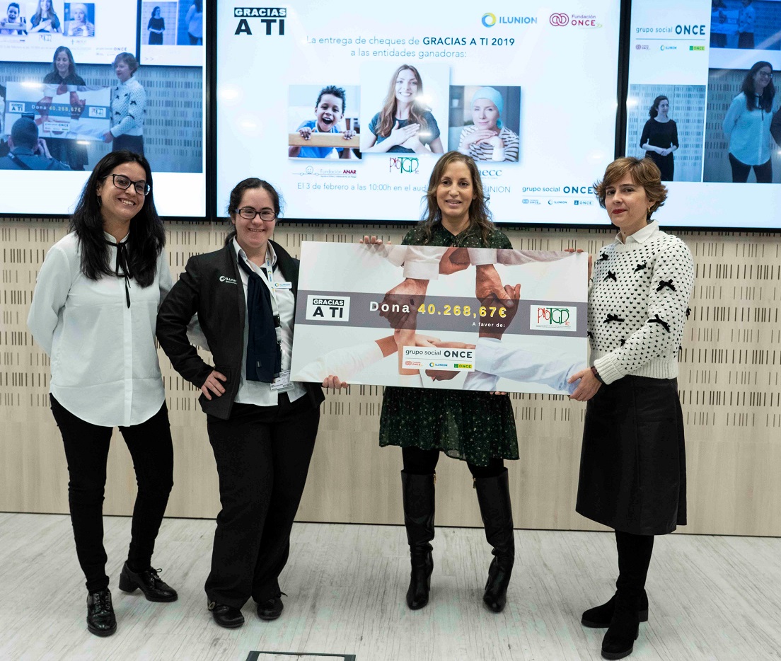 Las representantes de la asociación de apoyo a personas del espectro autista reciben su cheque junto a dos trabajadoras del Grupo Social ONCE