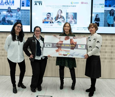 Las representantes de la asociación de apoyo a personas del espectro autista reciben su cheque junto a dos trabajadoras del Grupo Social ONCE