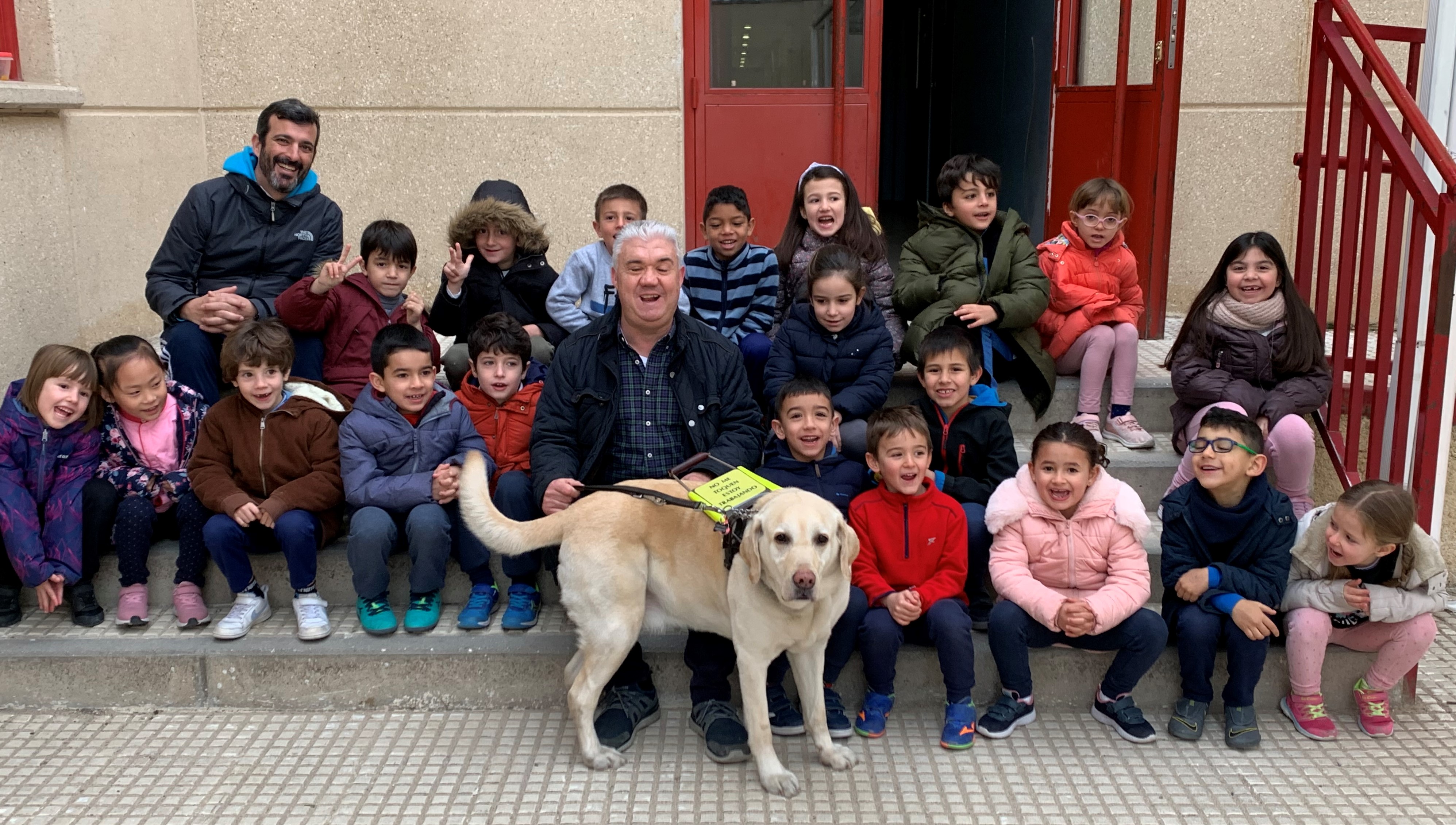 Mariano Fresnilo y su perro Herco junto a los pequeños escolares