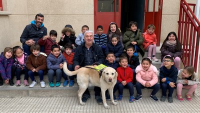 Mariano Fresnilo y su perro Herco junto a los pequeños escolares