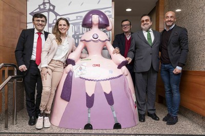 Sara y los representantes de Fundación ONCE y del CPE posan junto a la menina donada