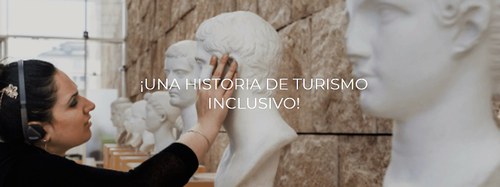 Una mujer ciega reconoce al tacto la escultura de un busto en un museo, con el apoyo de audiodescripción de unos auriculares