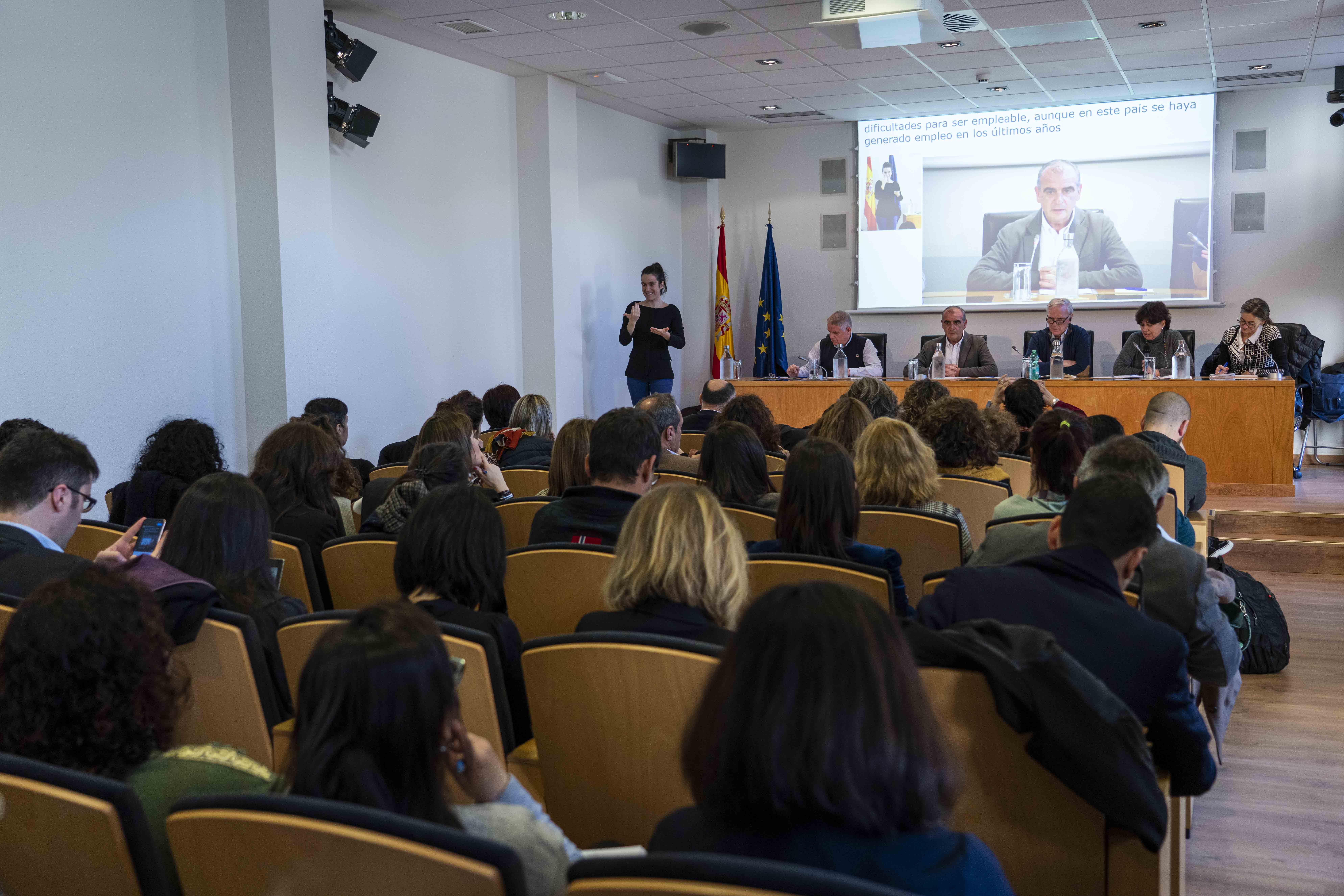Vista de la sala de reunión con el relator de la ONU