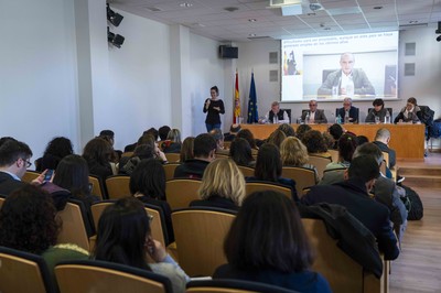 Vista de la sala de reunión con el relator de la ONU