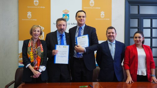Cristóbal Martínez junto al alcalde de Lebrija, José Barroso, y miembros del consistorio, muestran el acuerdo