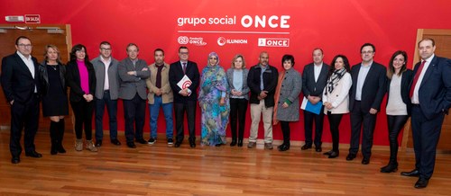 Foto de familia, con la ministra en el centro, durante su visita a la Fundación ONCE