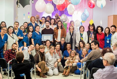 Foto de familia de los trabajadores de la residencia premiados y los responsables de Ilunion