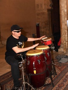 Teo, percusión, hizo unos toques en la presentación de la Bienal
