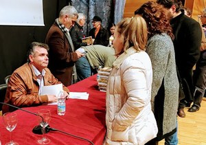 Juan Francisco firma ejemplares. foto: Boletín digital Club de Ajedrez Pedro Sánchez