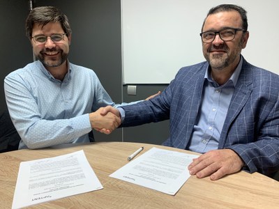 A la izquierda Javier Jiménez, co-fundador de Aptent; a la derecha José Luís Gómez, director de Amigables A la izquierda Javier Jiménez, co-fundador de Aptent; a la derecha José Luís Gómez, director de Amigables
