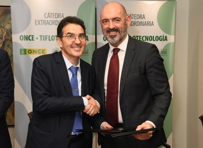 Andrés Ramos (a la izquierda) y Joaquín Goyache estrechan sus manos tras rubricar el acuerdo