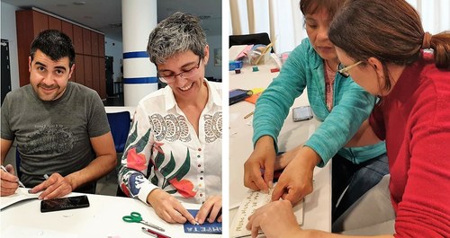 Dos escenas del taller con padres y madres trabajando manualmente sobre sus cuentos personalizados 