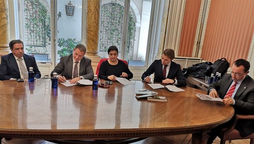 Firma del acuerdo de Vías Verdes con las empresas patrocinadoras de la Guía