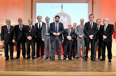 Foto de familia de los galardonados por la UMU
