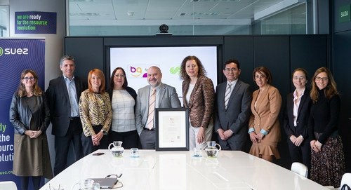 Foto de familia de los representantes de ambas entidades tras la entrega de la distinción