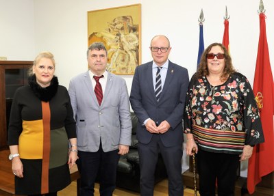 Los responsables de la ONCE y del Gobierno navarro, tras rubricar el acuerdo 