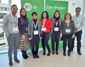 Martínez Calvo y Lafuente (a la derecha), junto a los compañeros de Fundación ONCE que atendieron el estand de la muestra paralela al Congreso
