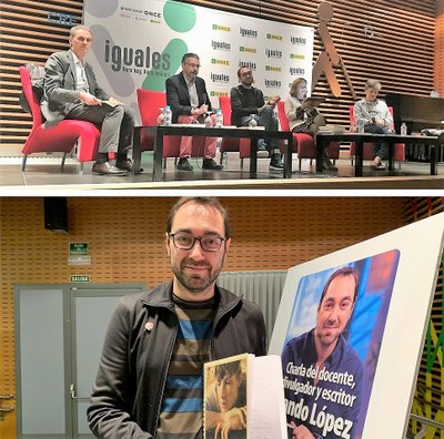 Mesa  de presentación del acto y, debajo, el autor  mostrando la versión braille de su libro 'La edad de la ira'