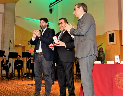 Miguel Carballeda recoge la Medalla flanqueado por el presidente murciano López Miras (a la izquierda) y el rector José Luján