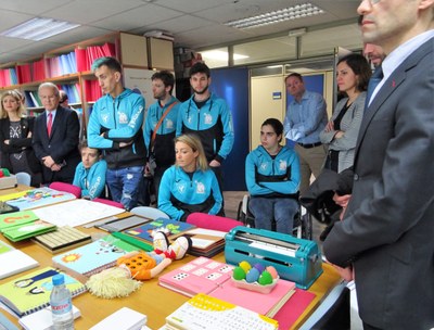 Responsables políticos y de la ONCE Región de Murcia, junto a miembros del equipo local de baloncesto en silla, inauguran la exposición