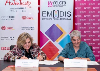 Teresa Palahí (a la izquierda) y Uge Sangil, en el momento de rubricar el acuerdo