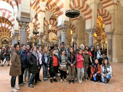 Un grupo de jóvenes ciegos, españoles y franceses (durante un intercambio internacional), visitando la Mezquita
