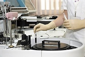Un operario trabaja entre probetas en un laboratorio