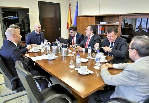 Vista general de la mesa de reunión con el secretario de Estado (al fondo) presidiéndola
