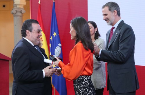 La reina Letizia entrega el reconocimiento a Miguel Carballeda, ante el aplauso del rey Felipe VI