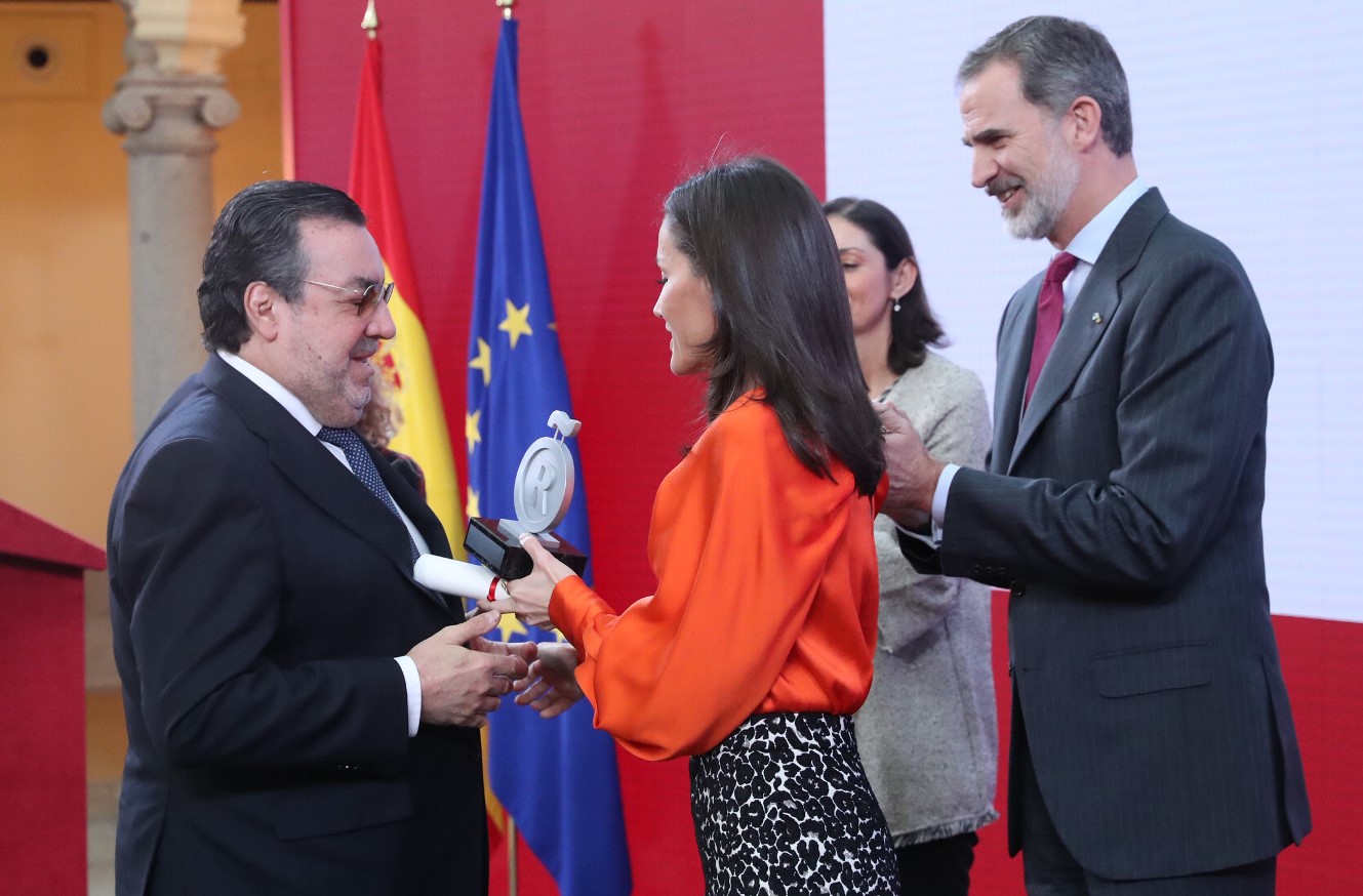 La reina Letizia entrega el reconocimiento a Miguel Carballeda, ante el aplauso del rey Felipe VI