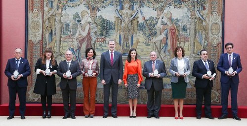 Foto de familia de los reyes junto a los galardonados