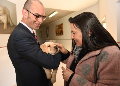 Jorge Martínez de Lizarduy y Mª Jesús Varela acarician a uno de los cachorros de la FOPG