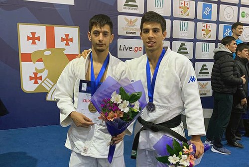 Los hermanos Gavilán, Daniel (a la izquierda) y Álvaro, muestran sus medallas