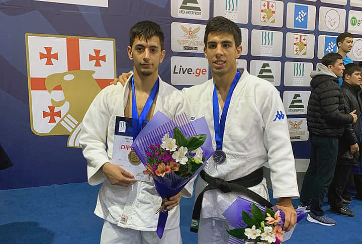Los hermanos Gavilán, Daniel (a la izquierda) y Álvaro, muestran sus medallas