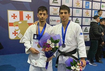 Los hermanos Gavilán, Daniel (a la izquierda) y Álvaro, muestran sus medallas