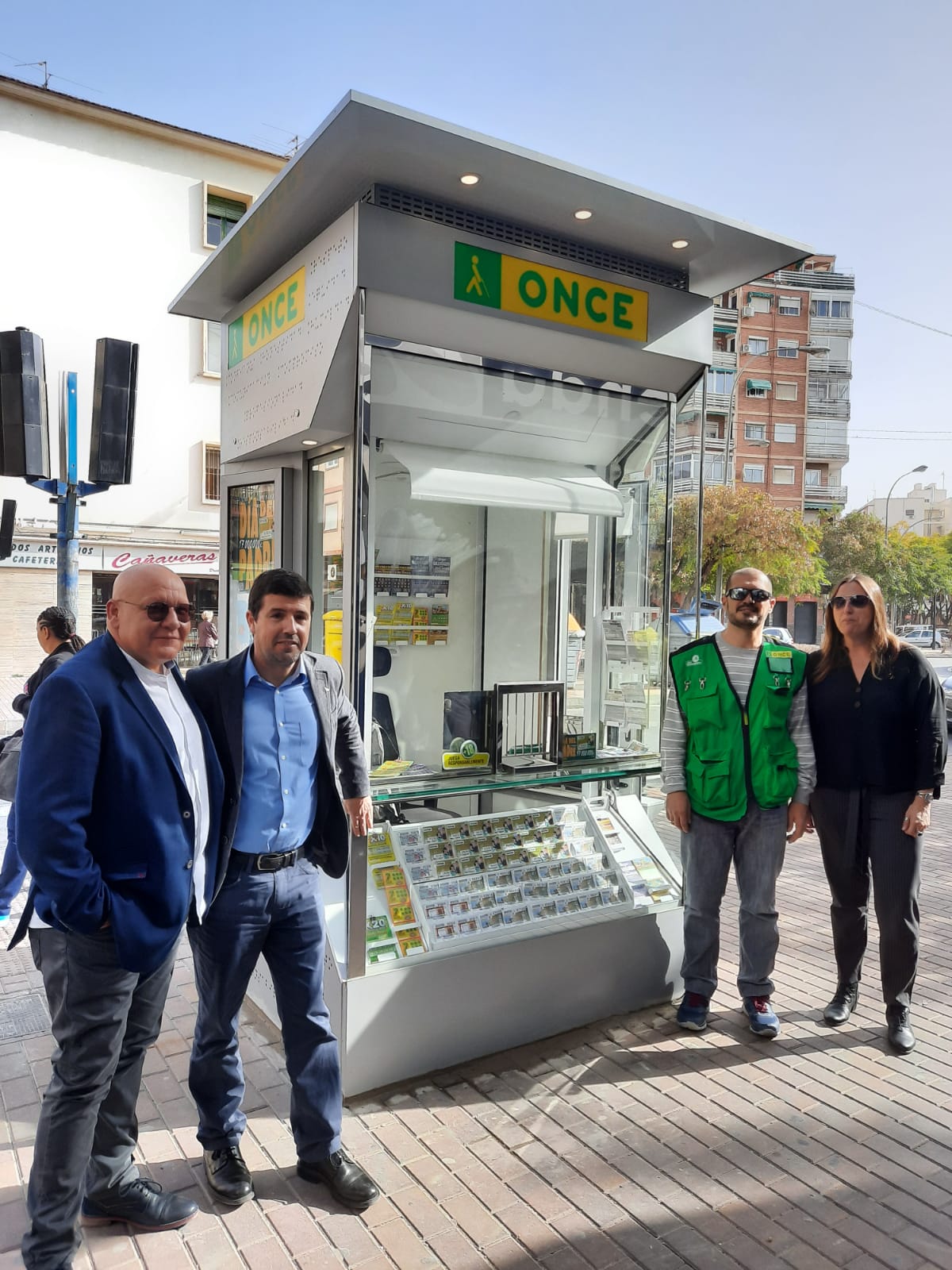 Responsables junto al vendedor y el nuevo quiosco alicantino
