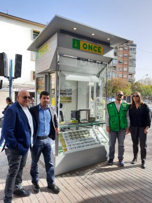 Responsables junto al vendedor y el nuevo quiosco alicantino