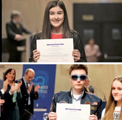 Alicia (arriba) y Marcos muestran sus  respectivos diplomas en el acto de reconocimientos