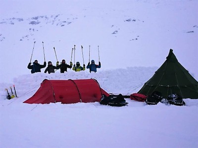 El grupo levanta feliz sus bastones al viento para festejar el regreso al campamento tras una de las jornadas