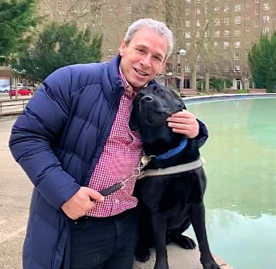 Javier abraza a su perro guía, Luky, a su regreso a Vitoria