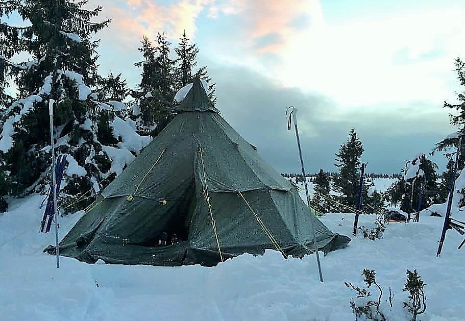 La tienda de campaña montada en mitad de la nieve