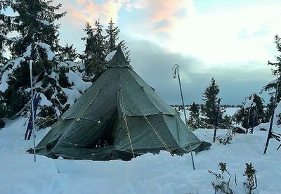 La tienda de campaña montada en mitad de la nieve