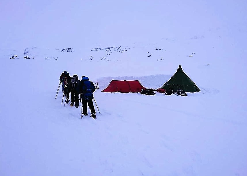Llegando al campamento tras una dura travesía