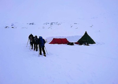Llegando al campamento tras una dura travesía