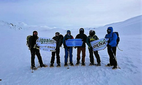 Los expedicionarios posan, con las imágenes de sus espónsores, entre ellos el Grupo Social ONCE, en la etapa final