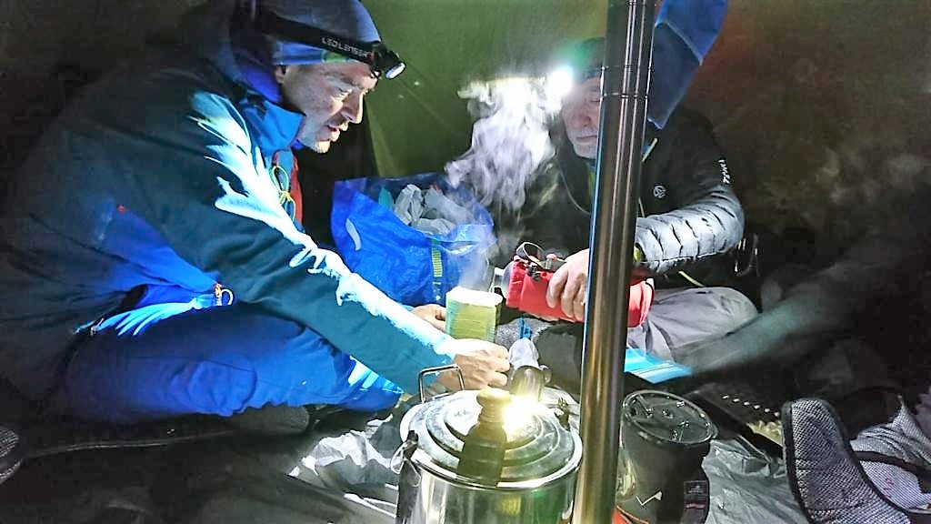 Preparando una bebida caliente dentro de la tienda
